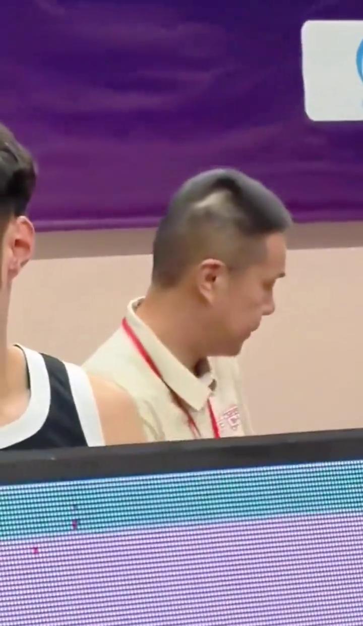 CBA最壕老板陈海涛，在场边给总经理朱芳雨递毛巾——还站着等对方说完话才敢开口？