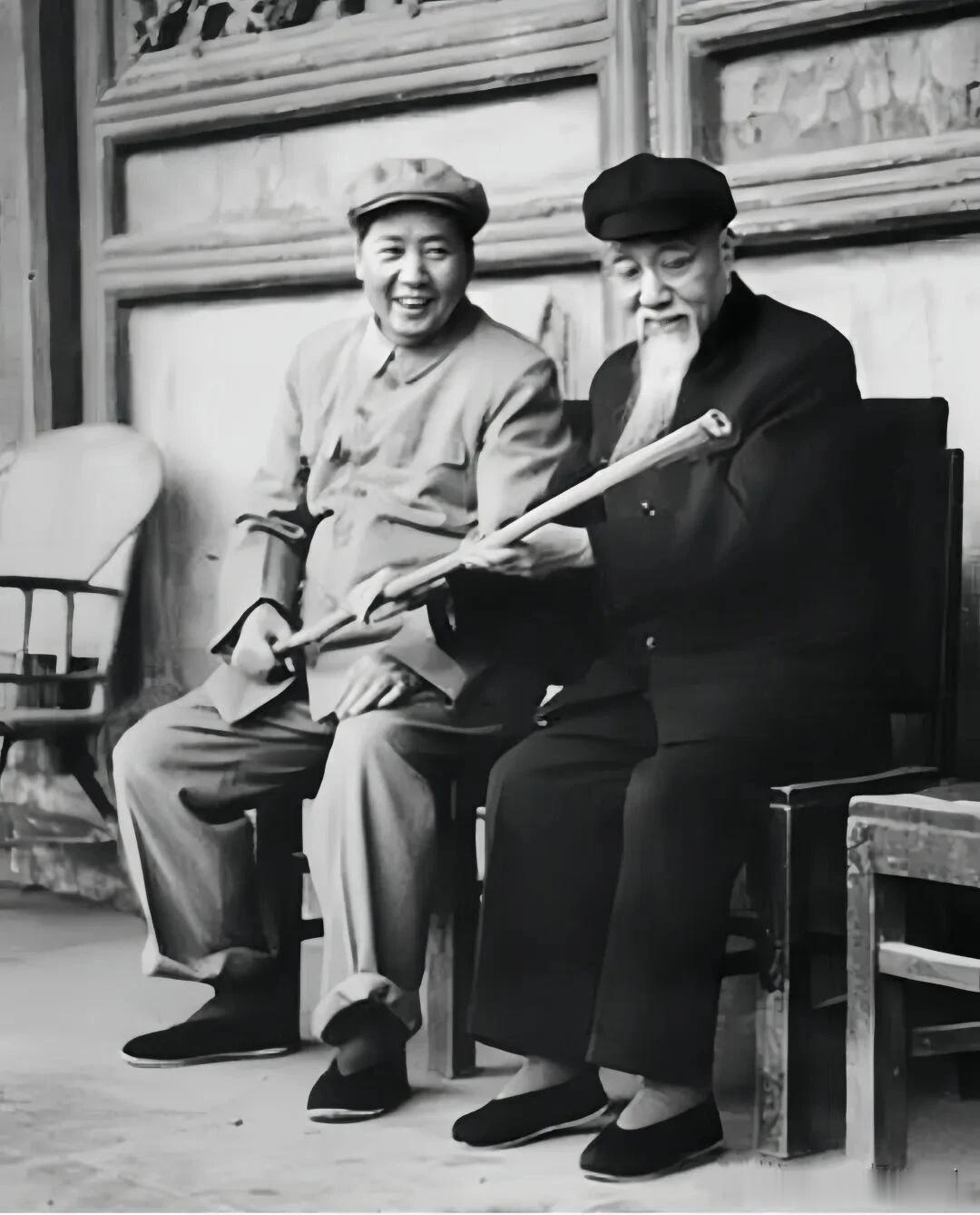 【1954年5月20日，在午门城楼上，毛主席与晚清翰林陈叔通在一起】开国大典上，