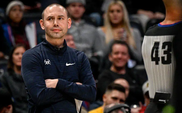 力挺阿德尔曼，他值得尊重首先，阿德尔曼对比马龙最大的一个提升，就是解决了没有