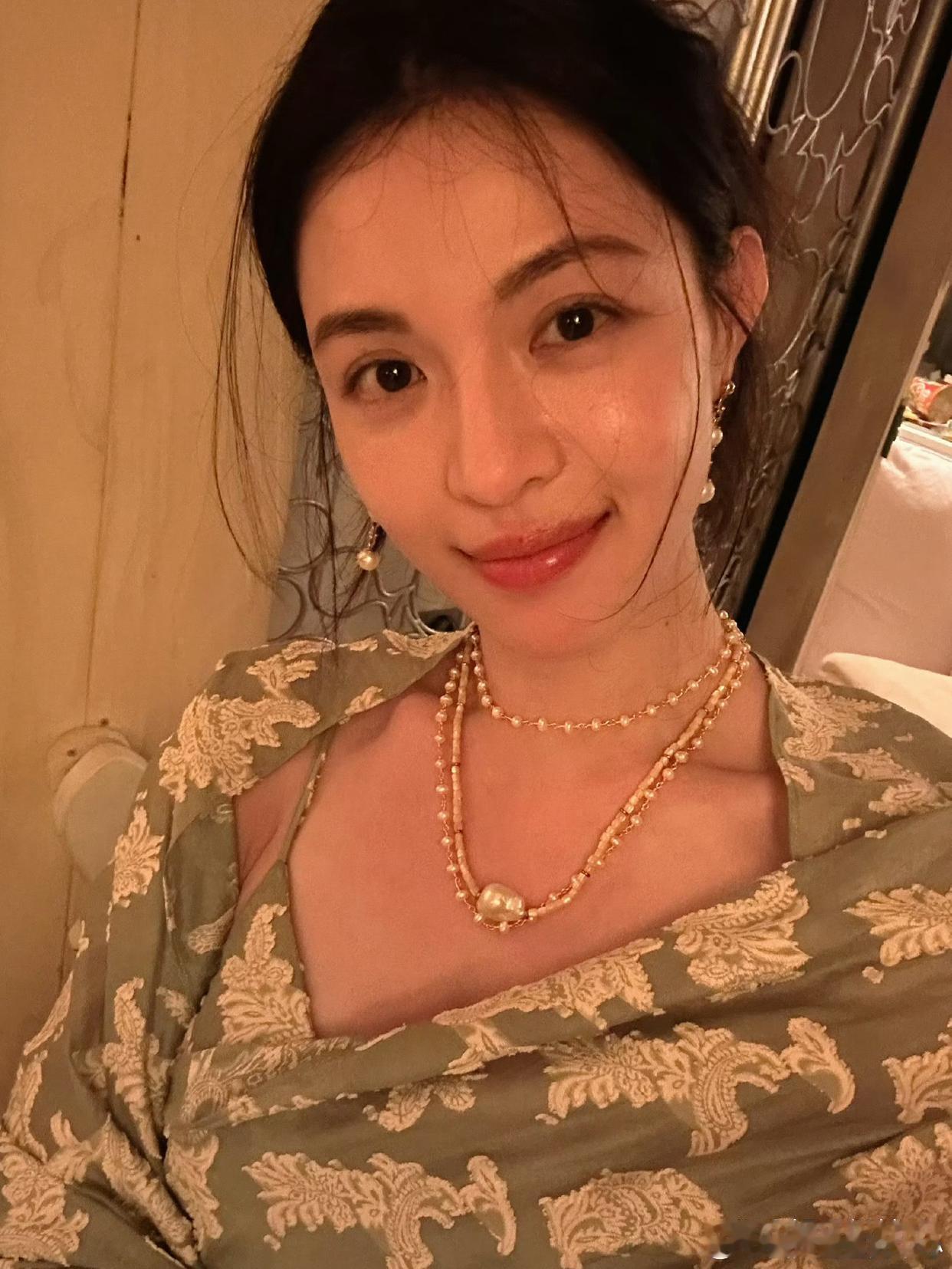 1.张凌赫遇到什么事特别喜欢问AI。2.郭富城是很自律，身材维持的很好，常年健身