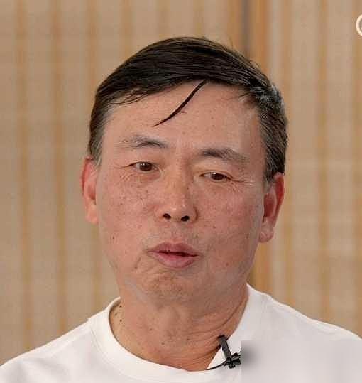 段永平皮肤白得刺眼，高尔夫球杆下藏着反逻辑操作。他清晨五点挥杆，防晒霜涂满每