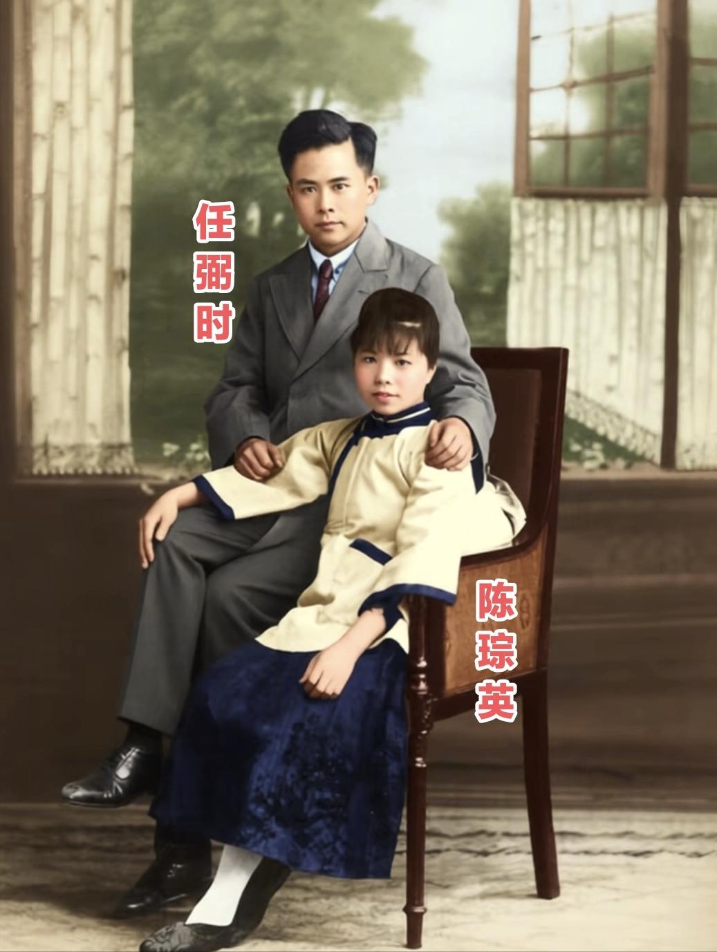 这是22岁的任弼时和夫人陈琮宗的结婚照，都看看吧，两人的颜值都非常的高。陈琮