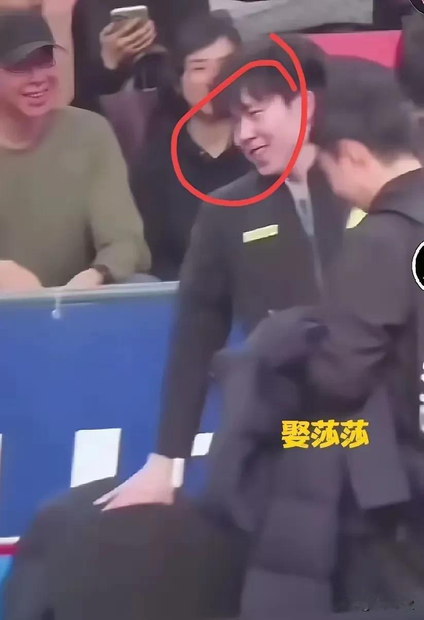 乒超联赛，王楚钦为何脸红了？还变得扭扭捏捏的样子！原来是大头在热身的时候，