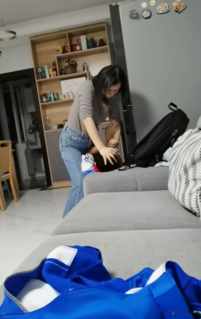 当孩子身高超过妈基本就不会害怕他妈了，很多时候不是血脉压制是身高压制拿着衣架抽