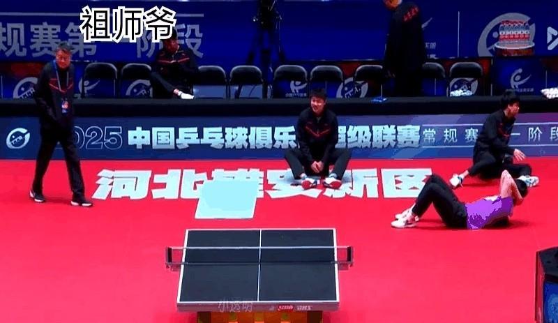 祖师爷真喜欢王楚钦，就这样蹲下来和他聊天！大头和队友热身时，祖师爷突然从场边溜