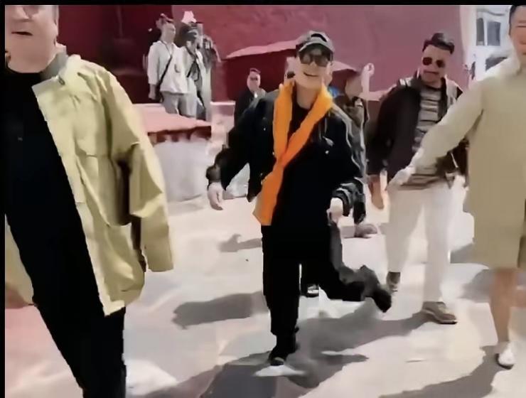 李连杰被夺舍了？最近各种流言蜚语霸屏了，说李连杰换心脏了，他急忙脱光上身自证。