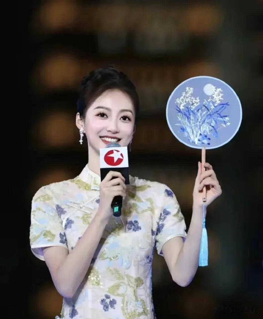 冯琳很漂亮，一眼万年，也很有央视主持人的感觉。但是感觉有点水，主持水平和说话技巧