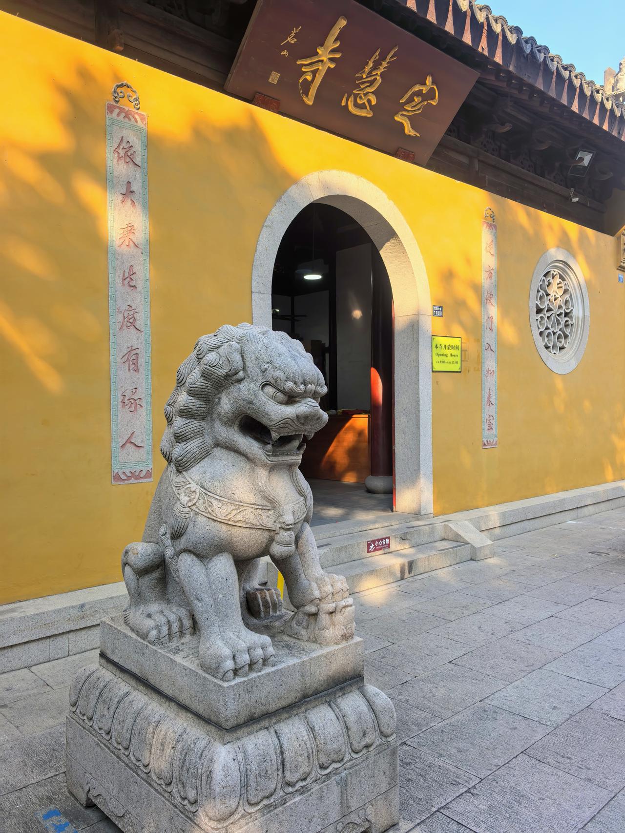 定慧寺的银杏要完全变色尚需时日。原创作品随手拍我们身边美景定慧寺的银杏开始进