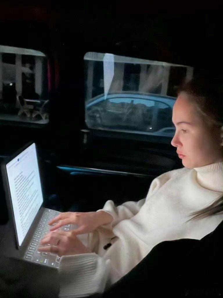 周杰伦偷偷拍下认真工作的昆凌，专注又温柔的模样被镜头悄悄定格，藏不住的偏爱与温柔