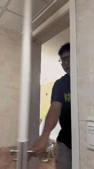 这个伤害性不小啊，看这哥们脸都变成紫红色了！[捂脸哭][捂脸哭][捂脸哭][捂脸哭][捂