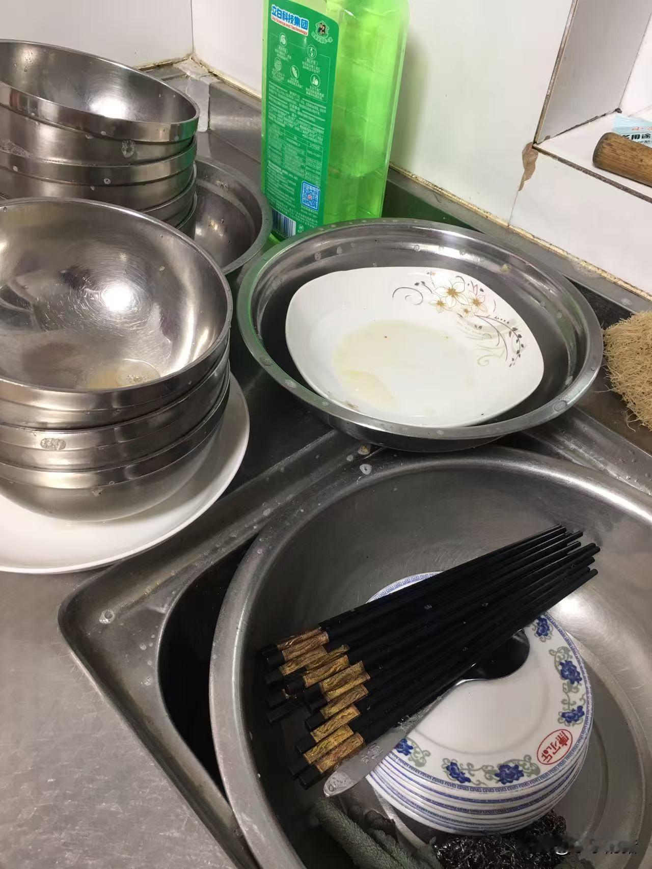 大年三十晚上两个大姑姐都和姐夫生气了，都来婆婆家吃的。本来我们打算弄六个菜的，人