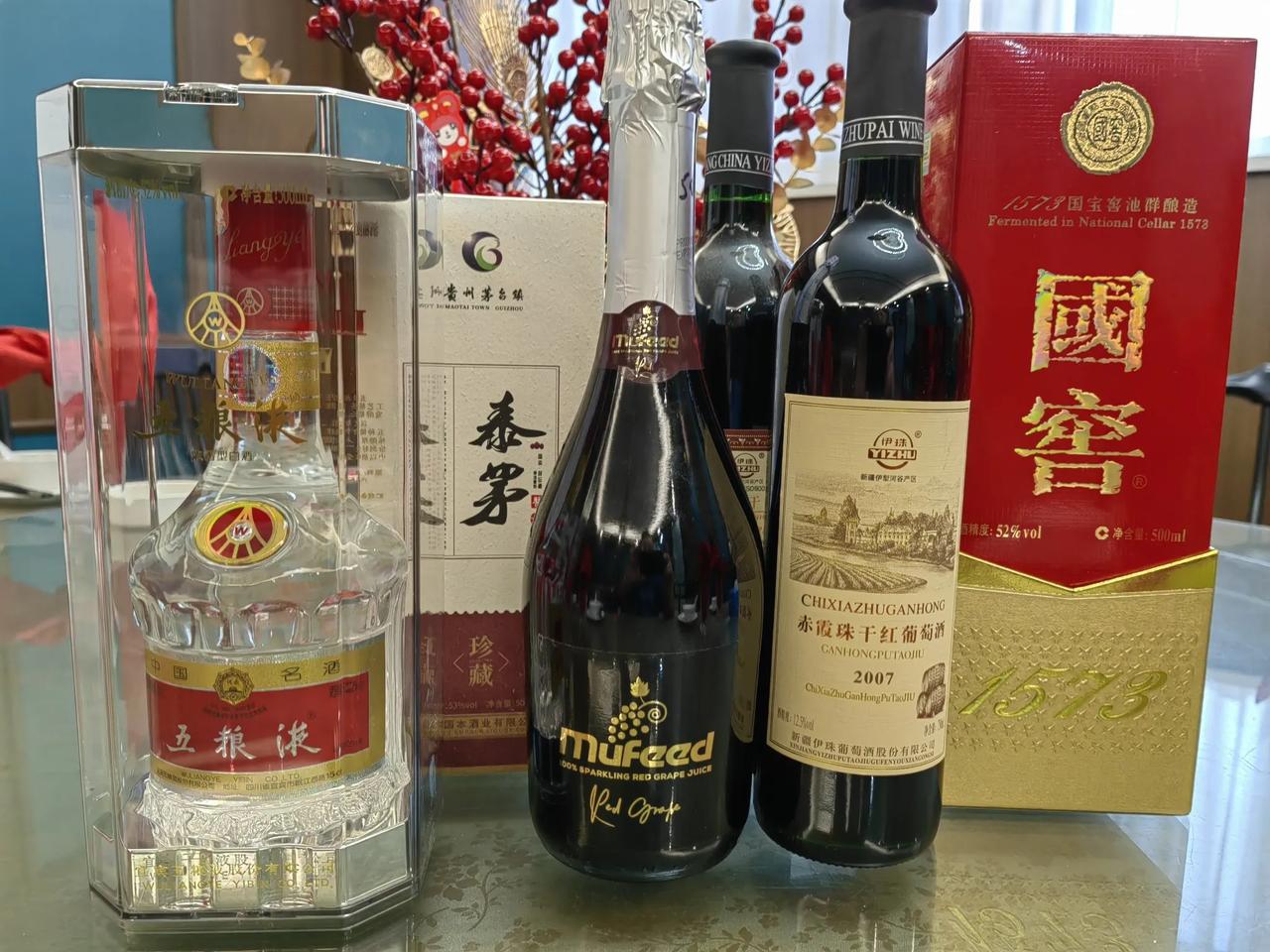 卜算子.《酒》红尘勿断酒，欢醉还须有。世间怎能少酒肉，要举杯，常会友。人