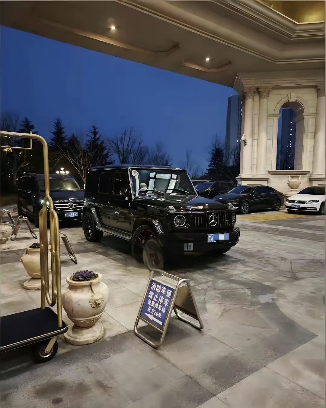 王宝强和女友冯清开京牌大G现身青岛某酒店，冯清打扮时尚，身材高挑，气质很出众​
