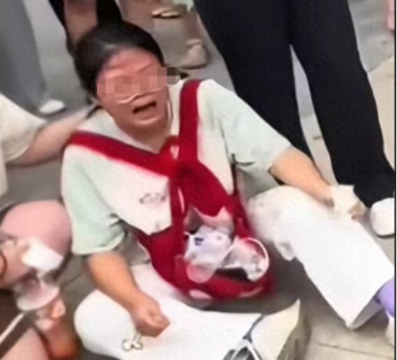 “这老头碰我！他真不要脸！”网友爆料的一则视频让人看了火大！大爷坐在遮阳伞下乘凉