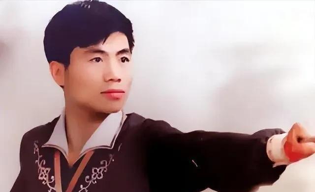 认识宋文华是在1995年拍摄的水浒传里，他在剧中饰演卖烧饼的武大郎一角，随着此剧