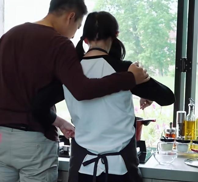 大S和汪小菲还没离婚前一起录节目时，身形纤瘦，扎着两条低马尾，背影看上去就像十八