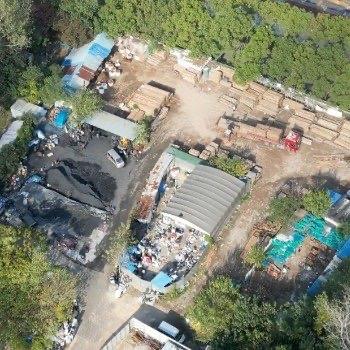 最近南京有个公园火了，但火得让人心里堵得慌。这公园叫“月牙湖公园”，本来是大家散