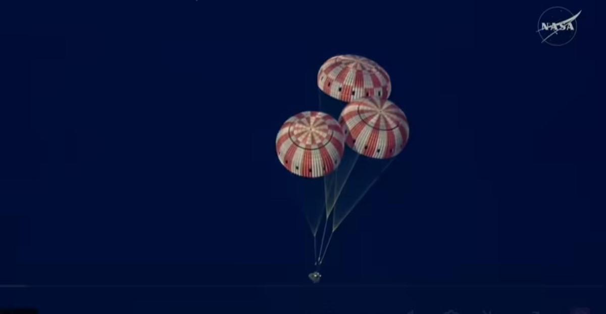 4月11日，美国“猎户座”飞船顶着近三千度的高温火球砸进太平洋，NASA高层迫不