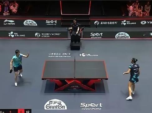 王曼昱对阵申裕斌这场球打的很激烈，场上那位女裁判眼神比尺子还准，申裕斌两次对判罚