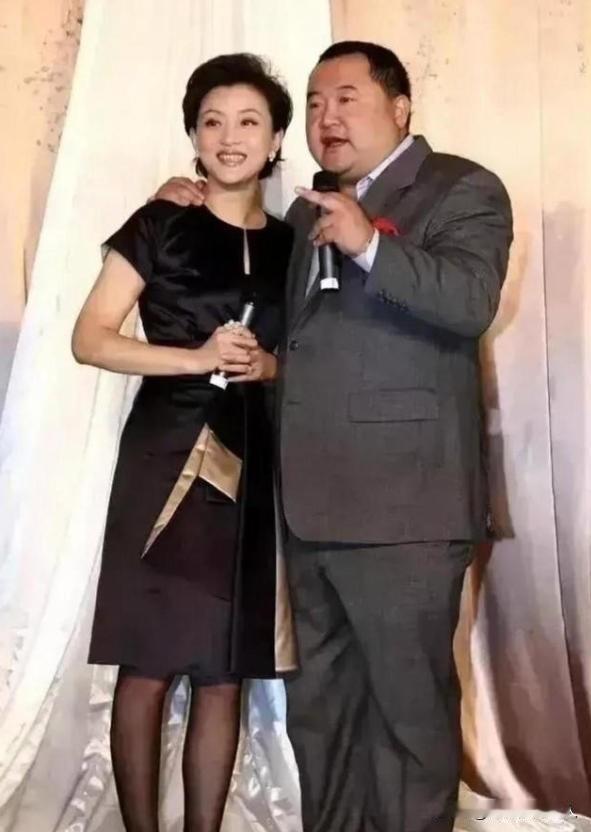 1994年，26岁的杨澜非要和银行上班的丈夫张一兵离婚，转身嫁给了体重200