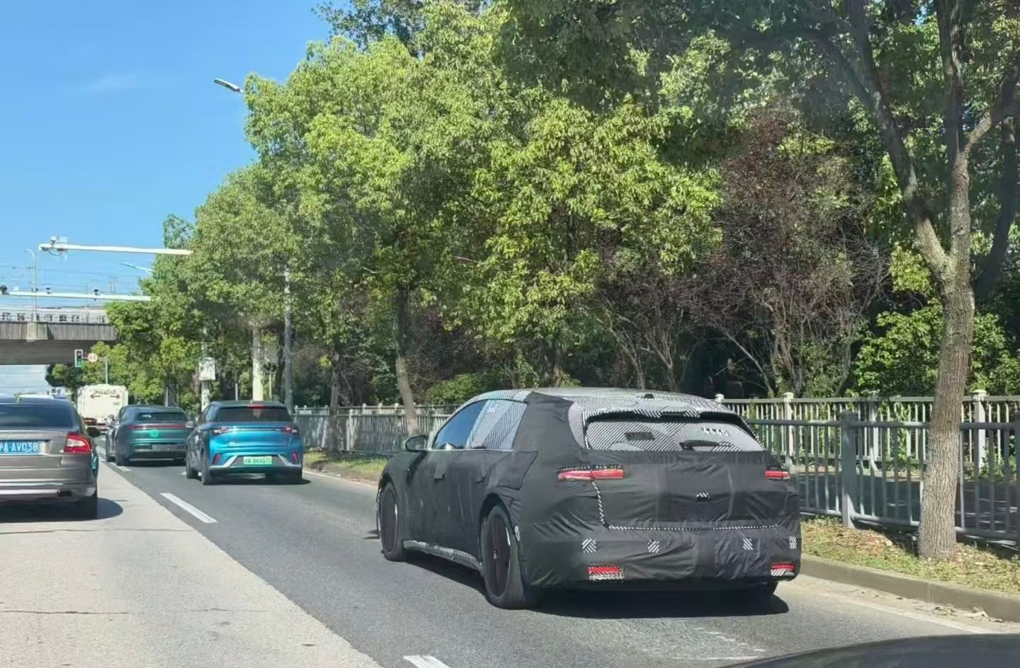 蔚来第三代轿车？这还是很早期的测试工程车，还不是最终版呢。