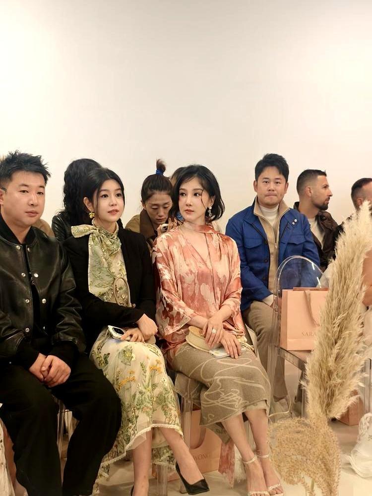 36岁陈小纭的脸，在米兰生图里彻底崩了。旁边42岁的陈妍希侧脸一笑，网友炸