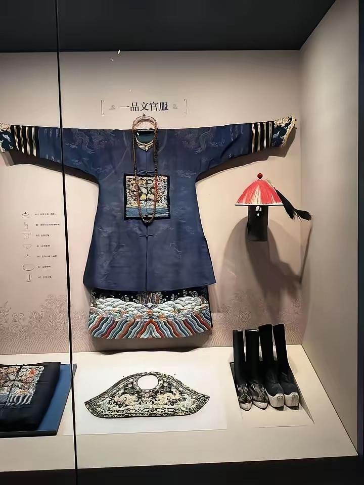 清朝的时候能穿这种官服的都是什么人？大家耳熟能详的什么直隶总督、两江总督等9大