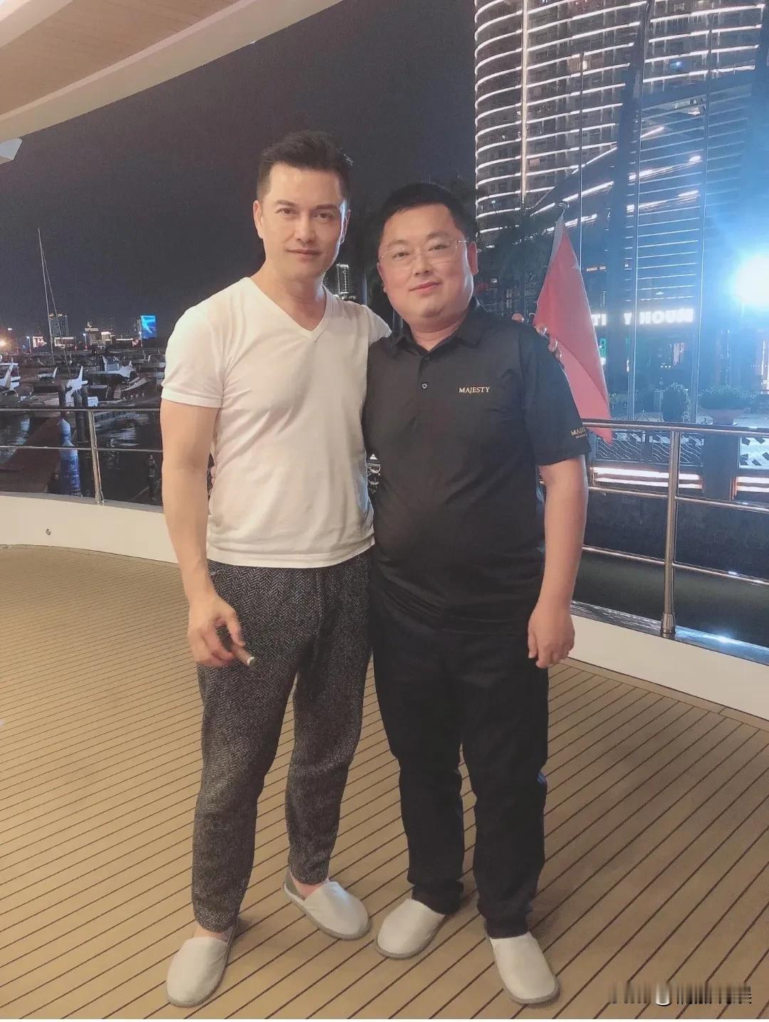 快七十岁的吕良伟现身澳门游玩，在游艇上和粉丝同框。镜头中的他，发量还挺多，个子