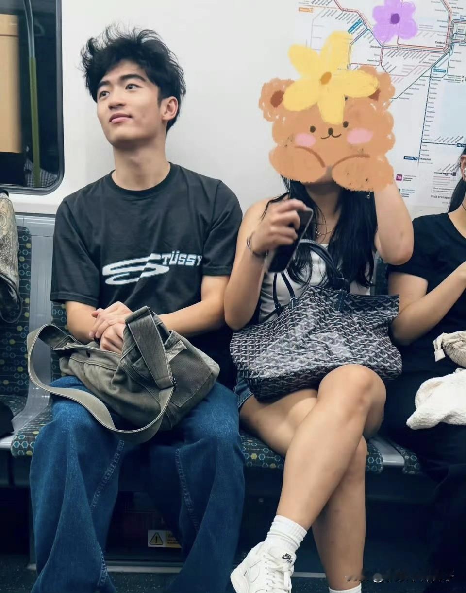 曝张柏芝大儿子疑似恋爱了！2月6日，据媒体报道，有网友在澳洲地铁偶遇张柏芝大儿