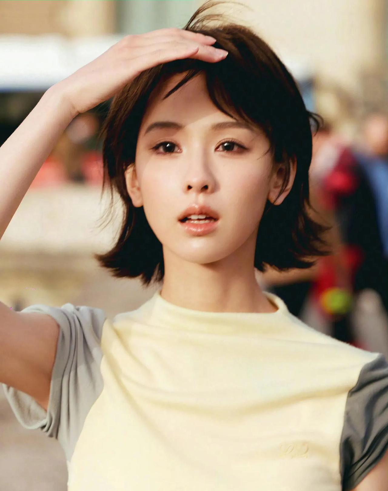 刘冲说陈都灵尝试短发很ok!刘冲在社交平台发文表示，陈都灵尝试短发造型“很ok