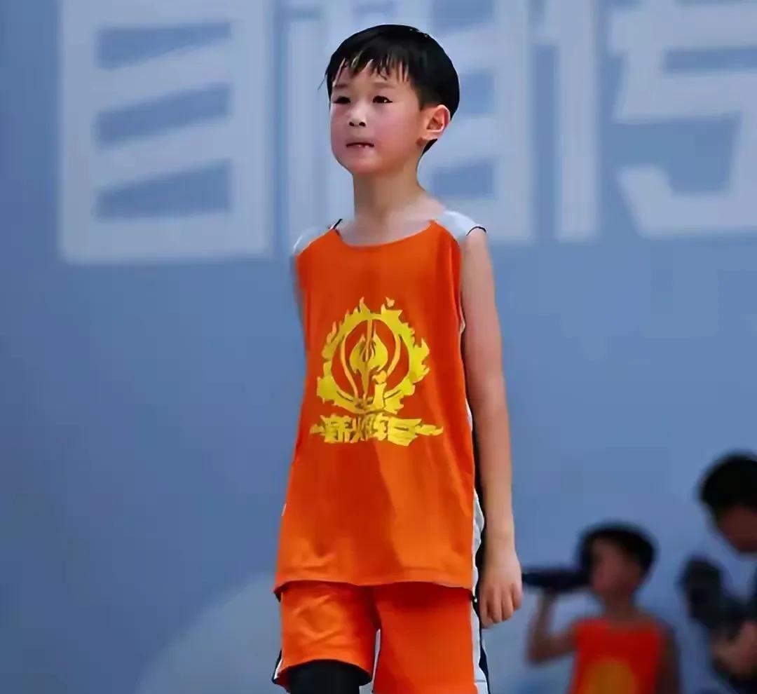 周鹏是用意犹未尽！近日！网上流出一张周鹏的儿子和前辽宁OJ梅奥的合照，球迷解读