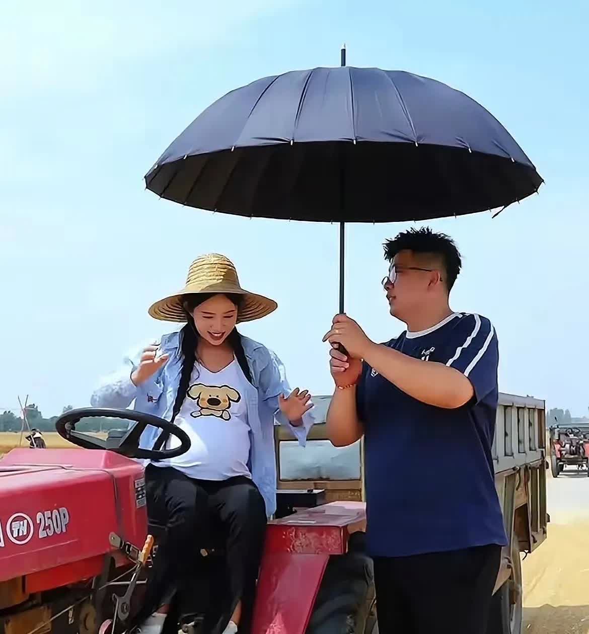 网红麦小登顶着大肚子收麦子，老公世豪遭网暴，原因竟然是这个！！！看吧，麦小登