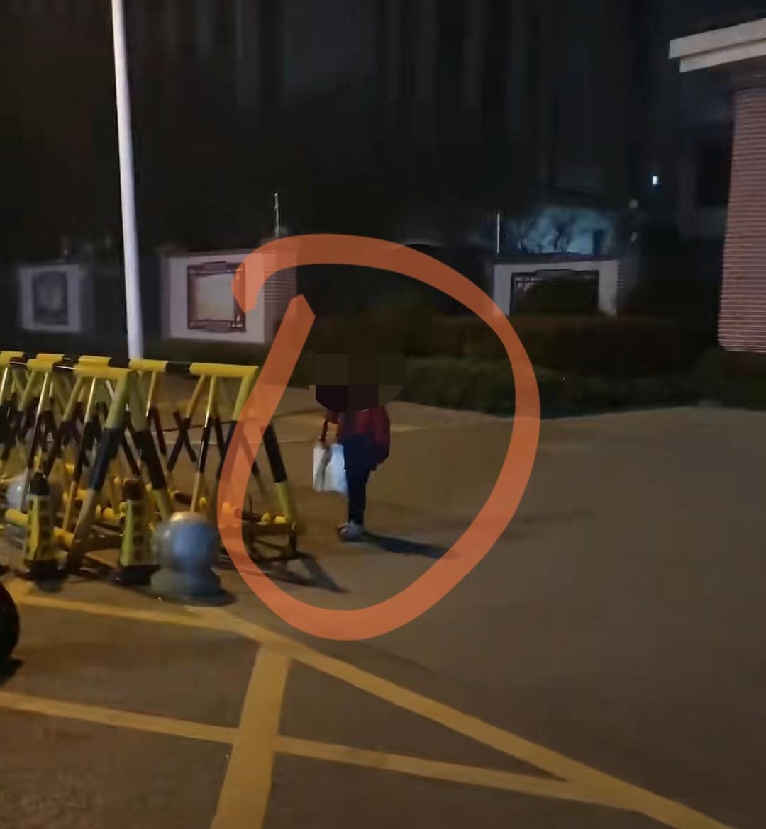 家人们！刷到个事真的又心疼又揪心！近日河南洛阳，一名小学生在凌晨1点40分，