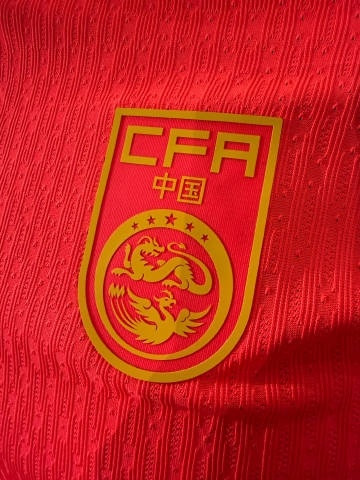 #国足新球衣发布#国足全新主、客场球衣发布，主场为传统红色配色，客场为黄色。邵