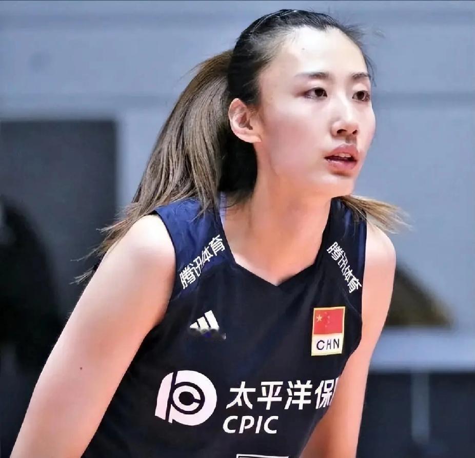 中国女排副攻线上人才辈出，身高一个比一个高，年龄一个比一个有优势，从去年的万梓玥