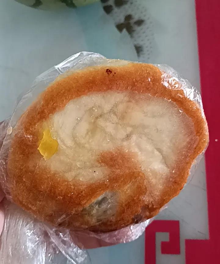 早上没吃就出门了。在街上，老公买了几个菜包子。包子买了。老公一坐进车子，就说看见