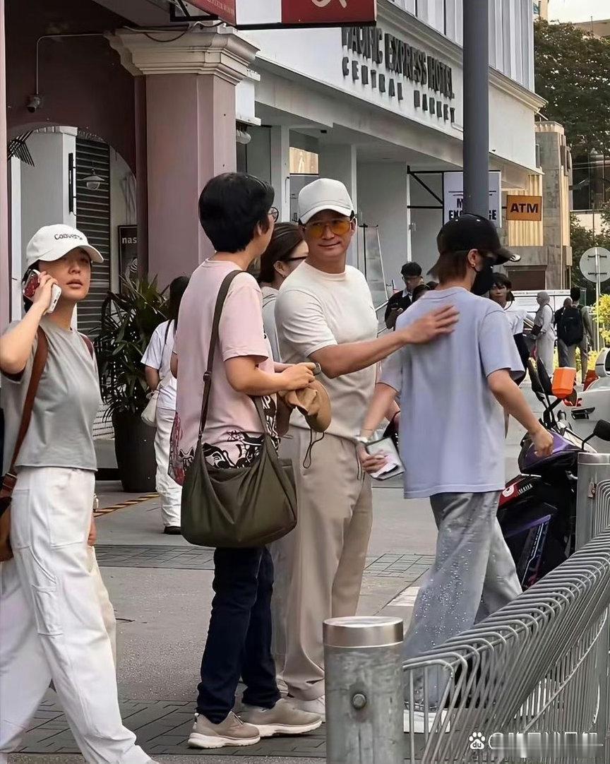 有人在马来西亚撞见吴京和谢楠啦！52岁的吴京穿得休闲，胸肌可壮实了，一点没发福