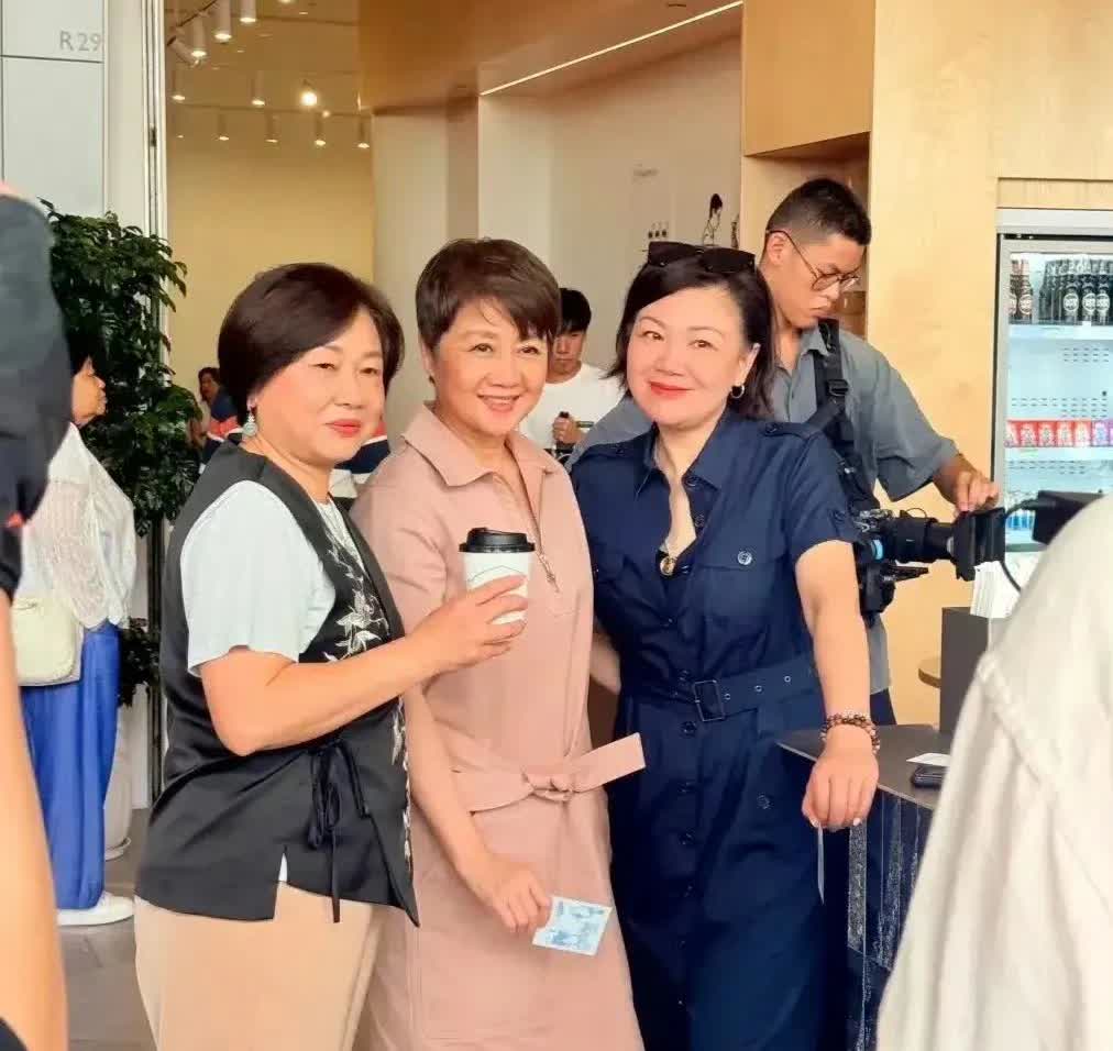 四太梁安琪最近在澳门一家咖啡厅被拍到啦！穿了条连衣裙，一头棕色短发看着特精神。说