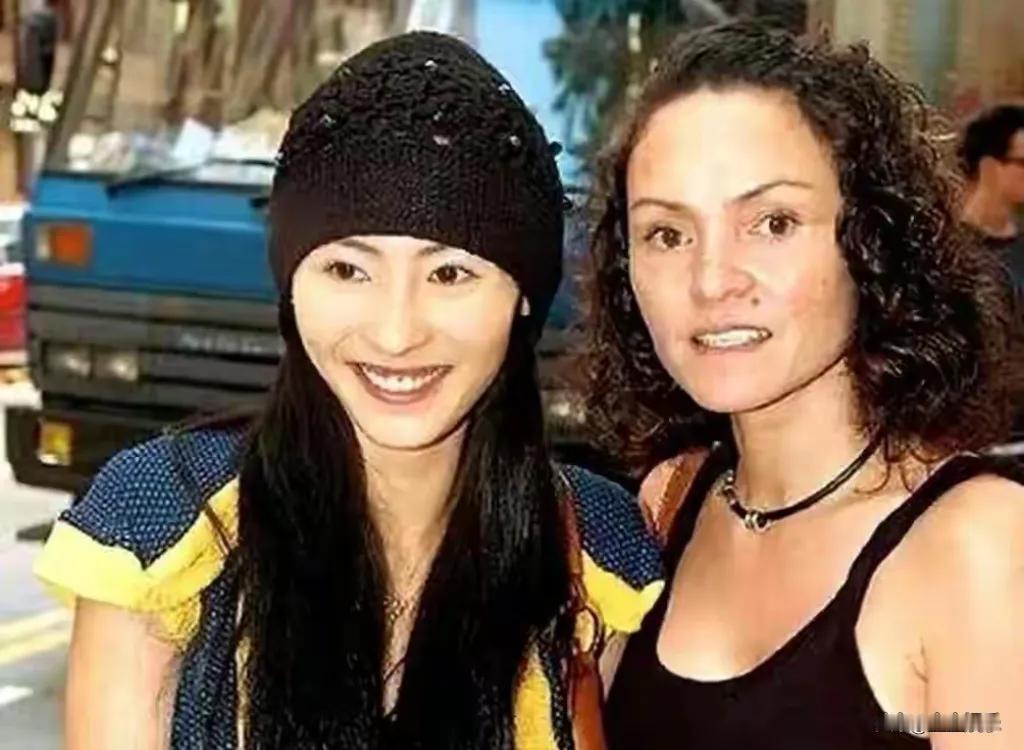 她是张柏芝的妈妈戴莎莉，曾因大骂谢霆锋全家人是戏子而引发舆论风波，当时那激烈的言