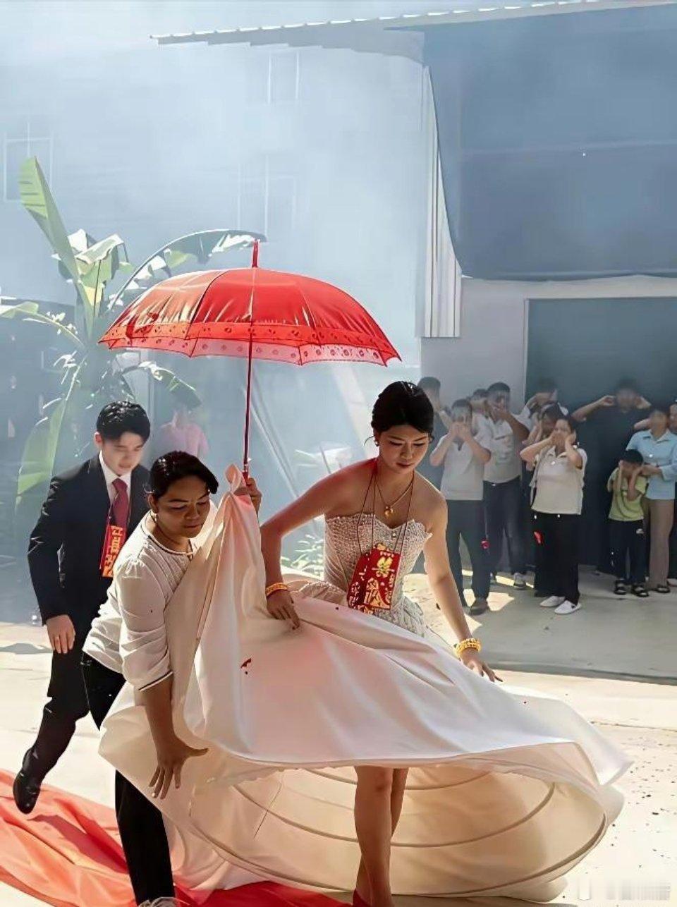 原来婚纱底下是这样的呀，新娘很有松弛感