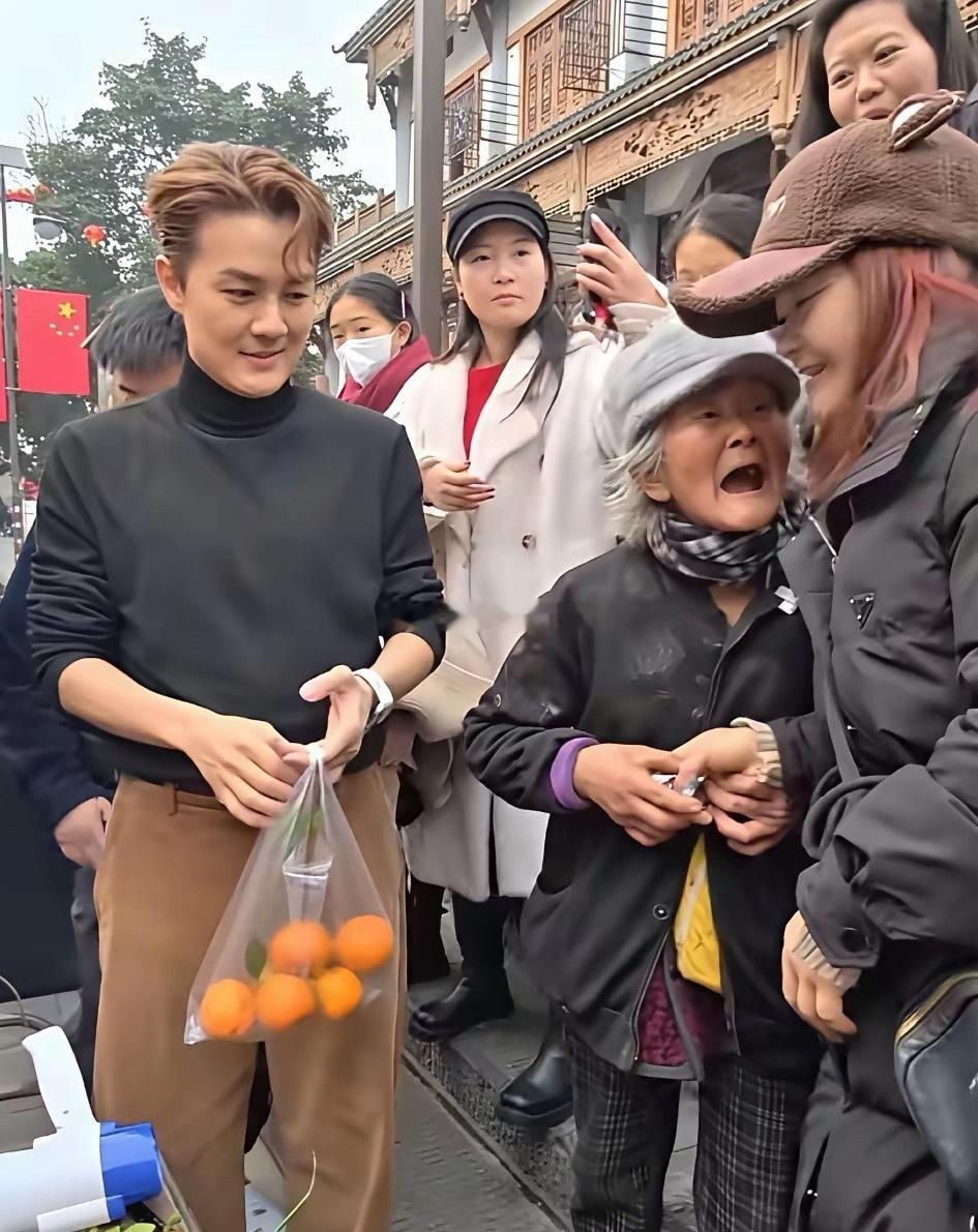 12月27日，吴克群在四川乐山旅游时，看到一个白发苍苍，身材佝偻推着一个小车在路