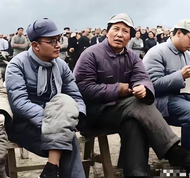 会场朴素简陋，毛主席端坐其间，凝神静听