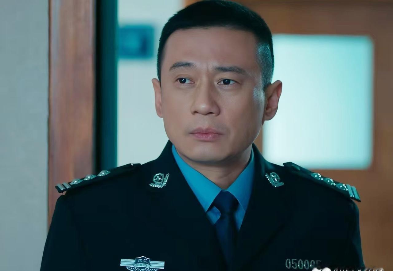 提议调走扫黑组长的人，不是别人，正是市局常务副局长严明。省厅的线直接连到他身上