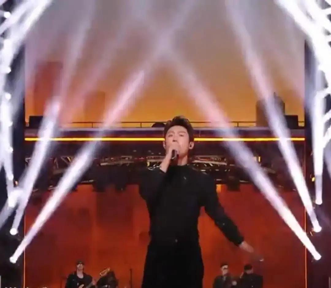 体脂7%的消防员，现实比剧更狠黄景瑜把角色演成同行。进组前，他跟着真特勤站