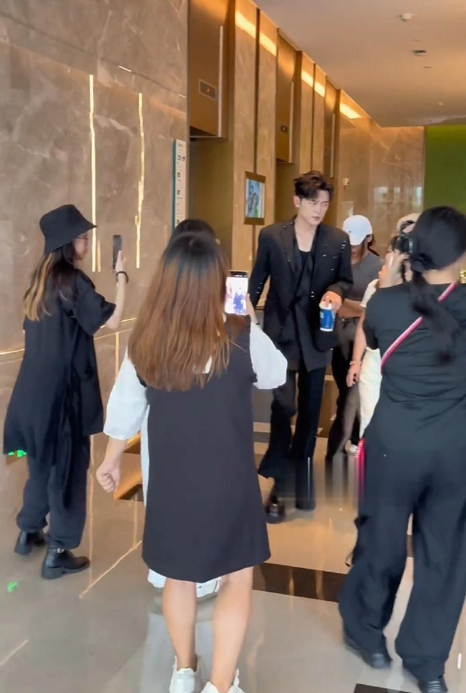 和颖儿同框就"变普通"？《追光吧》里的付辛博，把网友的"封印说"直接演成了现实