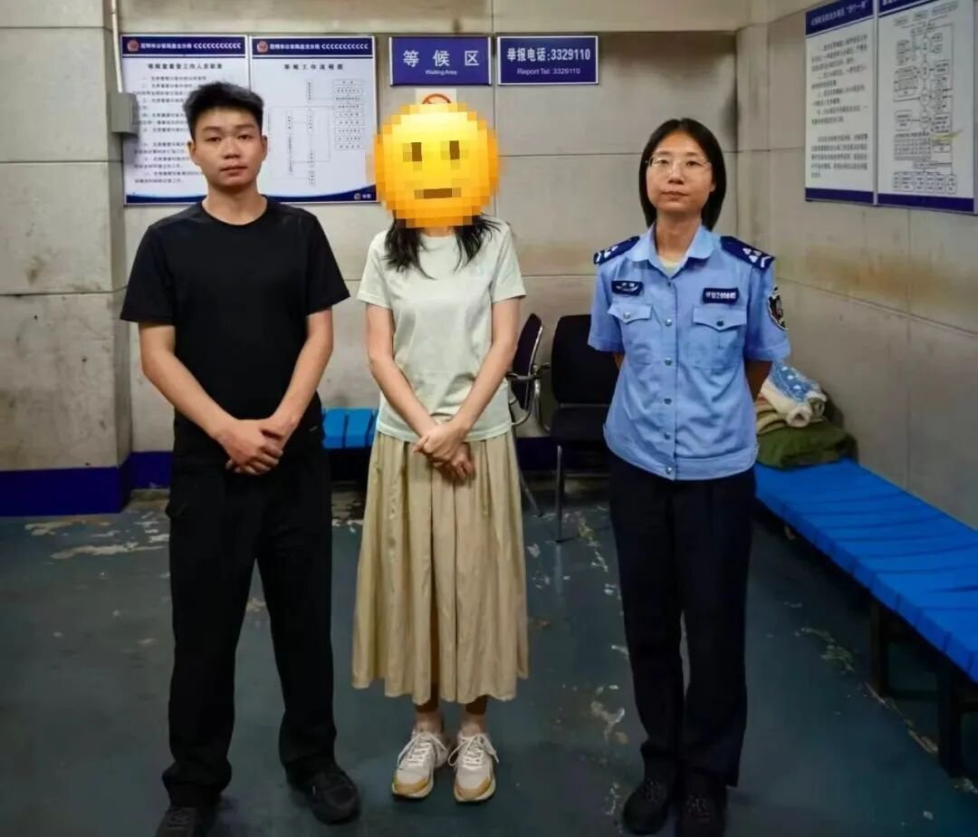惊了，中间这个肯定是个长发变态下头男…