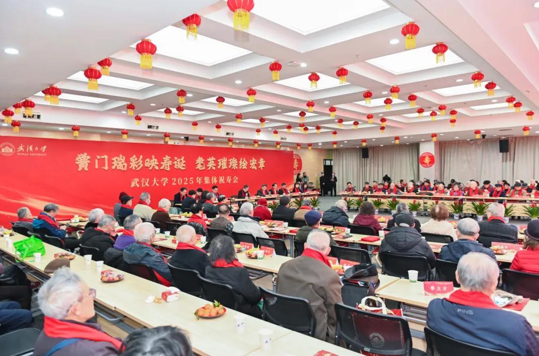 武大退休教职工的养老金支出，最近炸出了一个惊人数字。按网传数据估算，学校每年的