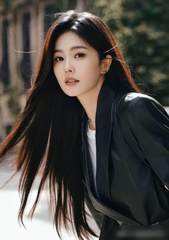 年度最盼选角落地。白鹿确定要演《恰逢雨连天》的女主啦！就是那个女扮男装当监察御史