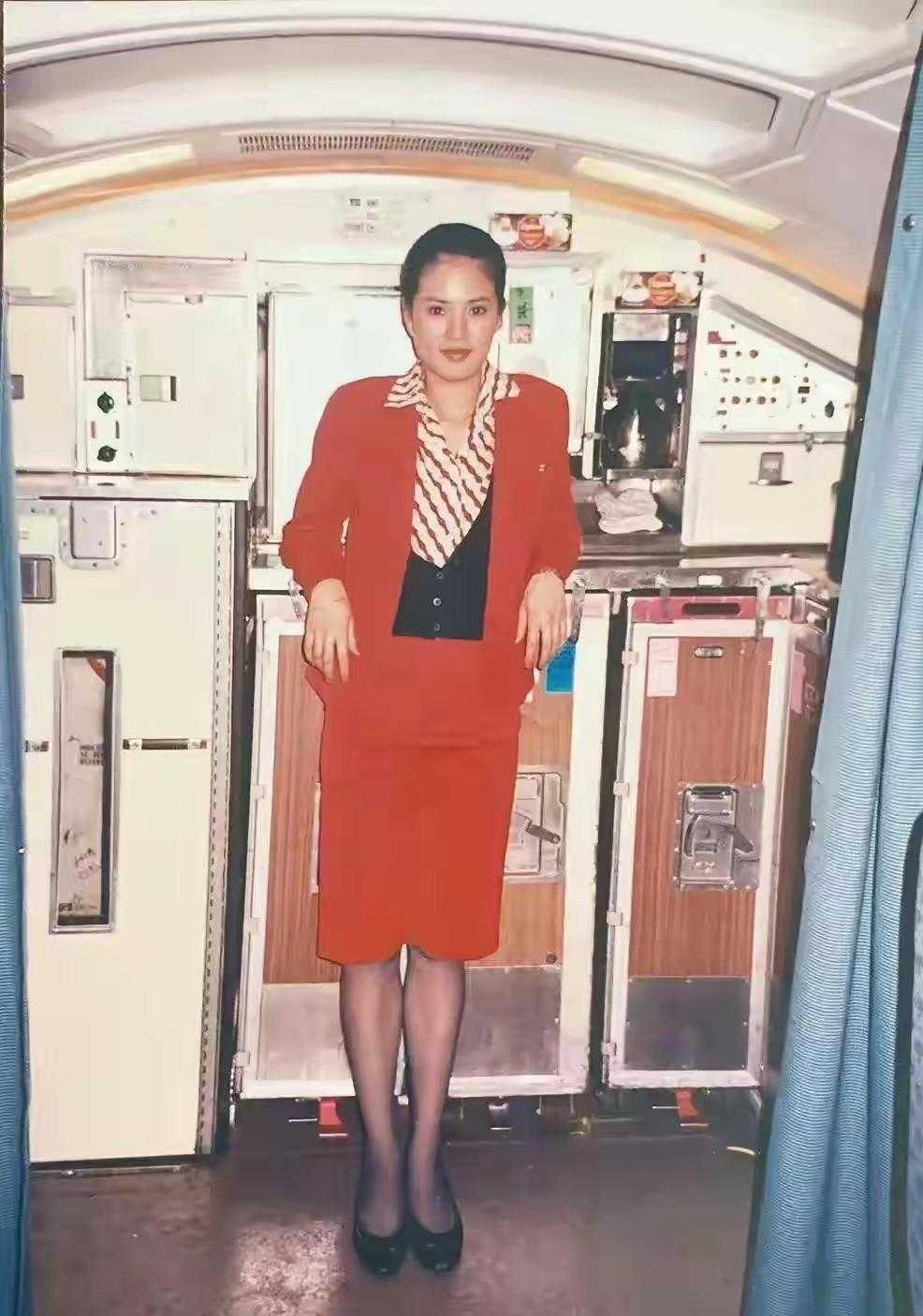 1988年，当空姐时的李若彤。在我心目中，小龙女就她这样子