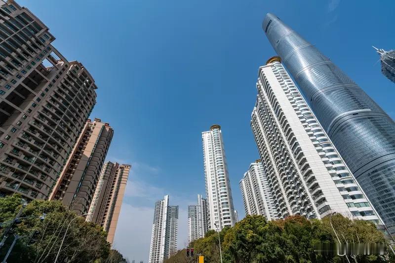 2026年房价会触底反弹吗？这就像猜盲盒，还真不好说。高盛预测上海和深圳楼市会在